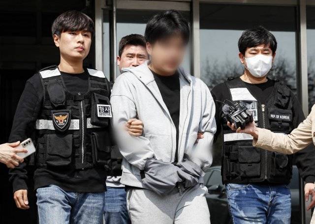 마약류 관리에 관한 법률 위반 혐의로 구속영장이 청구된 남경필 전 경기도지사의 장남 남모 씨가 1일 오후 구속 전 피의자 심문(영장실질심사)에 출석하기 위해 경기도 용인동부경찰서에서 나오고 있다. 앞서 남씨는 지난달 23일에도 같은 혐의로 경찰에 체포 되었으나 법원이 25일 구속영장을 기각해 석방되었다. 사진=뉴스1