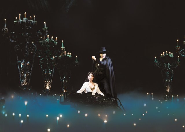 뮤지컬 ‘오페라의 유령’ 1막에서 유령(오른쪽·조승우)이 크리스틴(손지수)과 넘버 ‘The Phantom of the Opera’를 부르며 오페라하우스의 지하 미궁으로 향하고 있다. 노를 저어 가는 몽환적인 무대 연출이 백미로 꼽힌다. 에스앤코 제공
