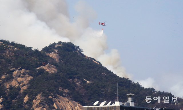 2일 오후 서울 종로구 인왕산에서 산불 화재가 발생해 소방헬기가 진화하고 있다.  전영한기자 scoopjyh@donga.co