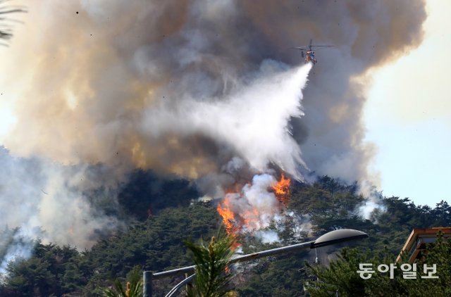 2일 서울 종로구 인왕산에서 산불로 인해 소방헬기가 투입되어 진화하고 있다. 전영한기자 scoopjyh@donga.com