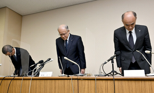 일본 주고쿠전력 임원들이 30일 히로시마에서 전력회사 간 담합 사실에 대해 사과하고 있다. 일본 공정거래위원회는 이날 주고쿠전력에 707억 엔의 과징금을 내라고 명령했다. 연합뉴스.