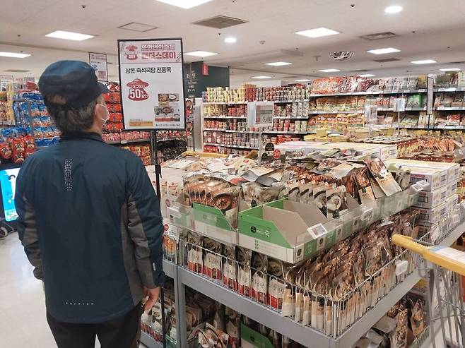 이마트 부천역점 즉석식품 매대에서 한 고객이 상품을 보고 있다. /사진=이환주 기자