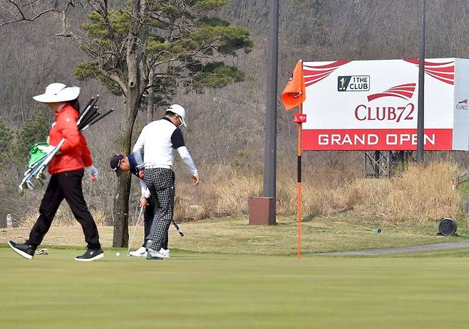 4월 1일 재개장한 클럽72를 방문한 고객들이 골프 플레이를 즐기고 있다. 사진=클럽72 제공.
