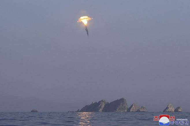 북한 조선중앙통신이 3월 28일 공개한 사진에 북한군이 27일 장소가 알려지지 않은 곳에서 단거리 탄도미사일 시험 발사를 하고 있다. 사진=조선중앙통신 캡처