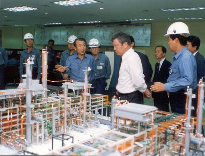 최종현 SK그룹 선대회장(앞줄 오른쪽 두번째)이 1991년 6월 15일 울산에서 진행된 유공(현 SK에너지)의 신규공장 9개 합동준공식에서 시설들을 둘러보고 있다. SK 제공