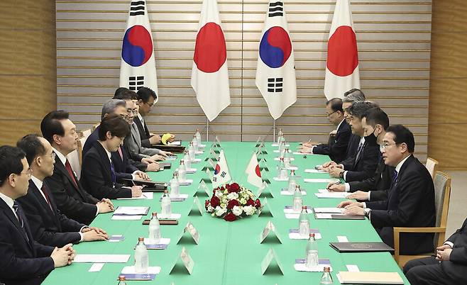 윤석열 대통령이 지난 3월16일 오후 일본 도쿄 총리 관저에서 기시다 후미오 일본 총리와 한-일 확대 정상회담을 하고 있다. 연합뉴스