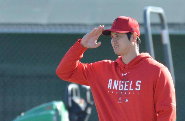 오타니 쇼헤이가 올해 미국 애리조나주 템피 디아블로 스타디움에서 열린 소속팀 로스앤젤레스 에인절스 스프링캠프에서 팀 동료들을 향해 인사하고 있다. 템피=연합뉴스