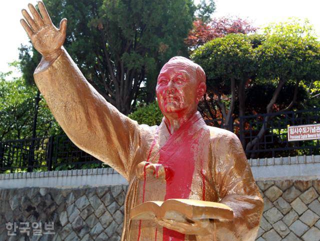 지난 2011년 6월 부산 서구 부민동 임시정부 기념관 앞에 있는 이승만 전 대통령 동상이 붉은색 페인트로 훼손돼 있다. 한국일보 자료사진