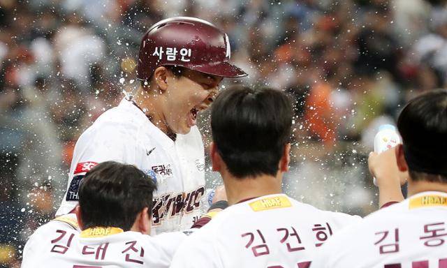 키움 김휘집이 한화전에서 끝내기 밀어내기 볼넷으로 승리를 이끈 뒤 동료들에게 축하를 받고 있다. 뉴스1