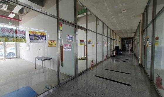 세종시 금강 변의 한 상가에 매매, 임대 전단이 붙어있다. 프리랜서 김성태