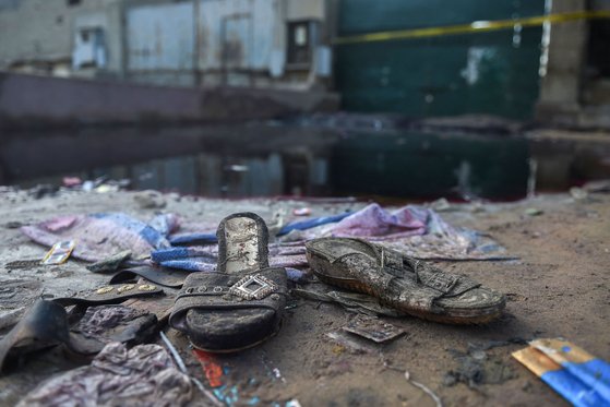 파키스탄 카라치에서 압사 사고가 일어난 다음날 1일, 사고 현장에 신발 등 유실물들이 남겨져 있는 모습. AFP=연합뉴스