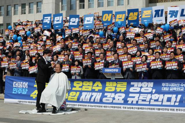 ▲ 더불어민주당 윤재갑 해양수산특별위원회 위원장이 30일 오전 국회에서 열린 후쿠시마산 수산물 수입 반대 및 대일 굴욕외교 규탄대회에서 삭발식을 하고 있다. [연합뉴스 자료사진]
