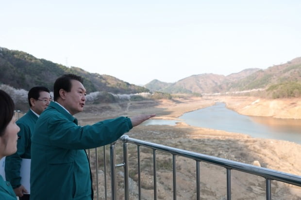 윤석열 대통령이 지난달 31일 전남 순천 주암조절지댐을 방문해 가뭄 상황을 점검하고 있다. 연합뉴스