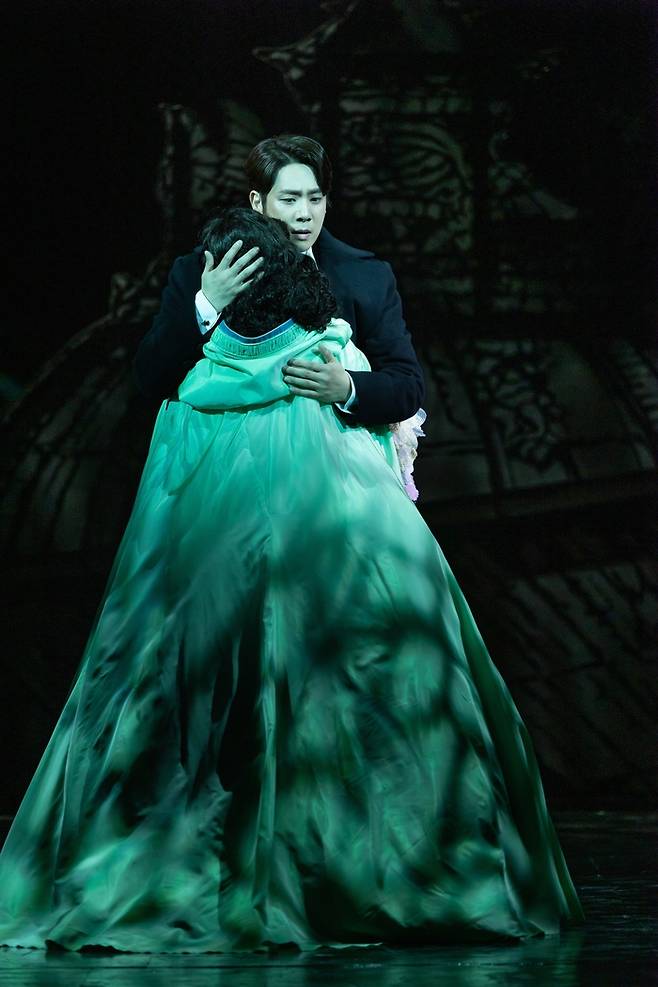 지난 1일 부산 드림씨어터에서 공연한 뮤지컬 <오페라의 유령>에서 ‘라울’ 역의 송원근과 ‘크리스틴’ 역의 손지수가 노래 ‘생각해봐요’를 부르고 있다. 에스앤코 제공