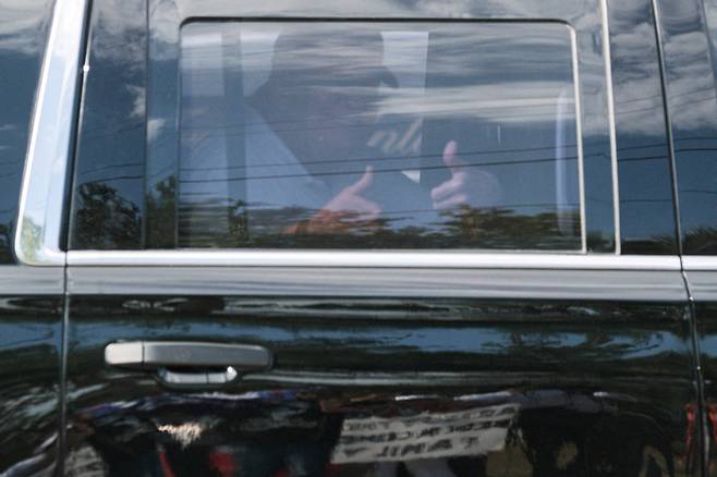 도널드 트럼프 전 미국 대통령이 1일(현지시간) 미국 플로리다 웨스트팜비치에서 골프를 마친후 자신의 차량에 탑승해 엄지손가락을 치켜올리고 있다. 로이터연합뉴스