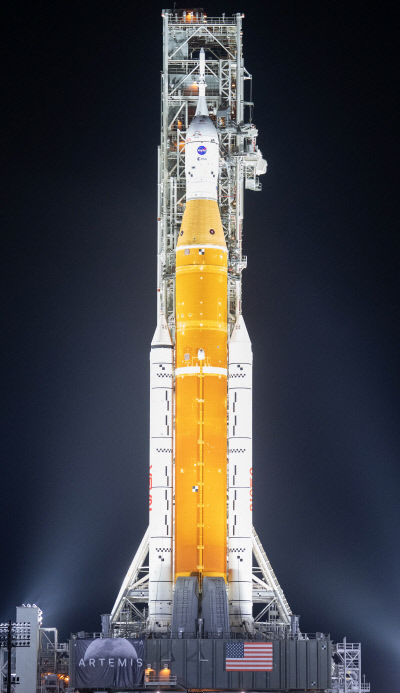 지난해 3월 미국 플로리다주 케이프커내버럴 케네디우주센터에서 미국 항공우주국(NASA)이 제작한 ‘아르테미스 1호’가 기계적인 점검을 받고 있다. NASA 제공