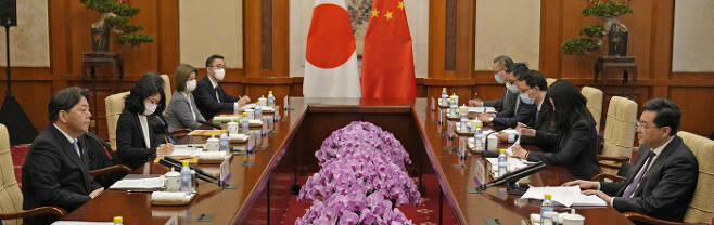중·일 외교 첫 대면 하야시 요시마사 일본 외무상(왼쪽)과 친강 중국 외교부장 겸 국무위원(오른쪽)이 2일 중국 베이징 댜오위타이 국빈관에서 회담을 하고 있다. 교도연합뉴스