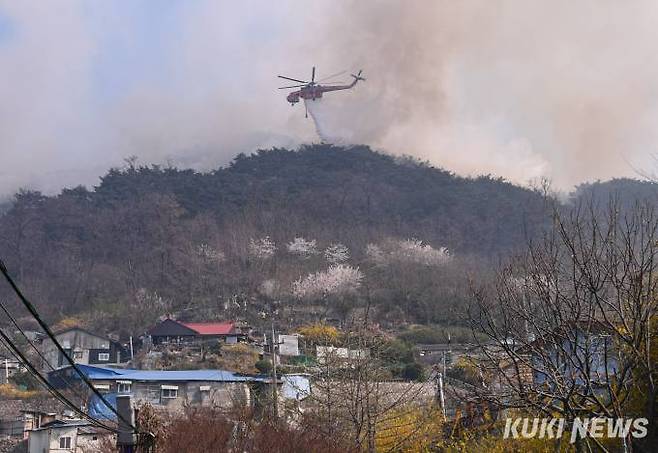 2일 서울인왕산 기차바위 인근에서 발생한 화재로 연기가 자욱한 서대문구 개미마을.   사진=박효상 기자