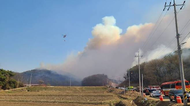 2일 오전 11시 충남 홍성군 서부면 한 산에서 발생한 불을 진화 중이다. 연합뉴스