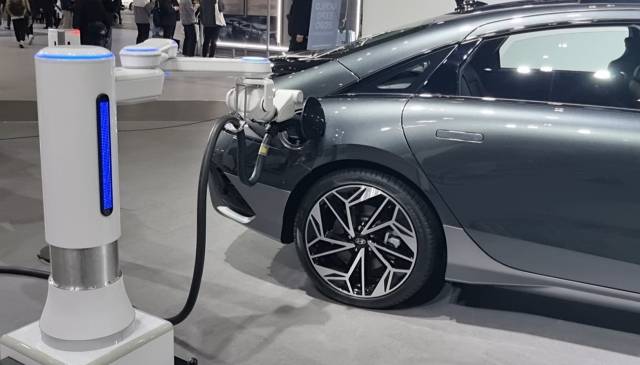 현대차가 선보인 전기차 자동충전 로봇(ACR)이 아이오닉6를 충전하는 모습. 이용상 기자