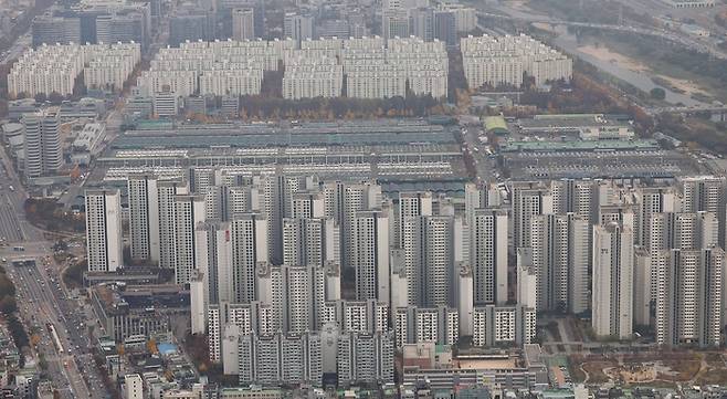 서울 송파구 롯데월드타워 서울스카이에서 바라본 서울 시내 아파트 단지의 모습.