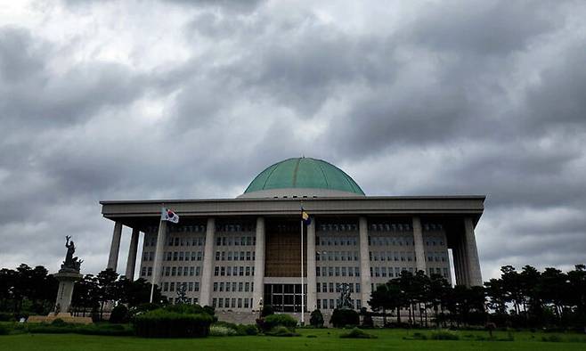 먹구름 낀 국회 의사당. 세계일보 자료사진