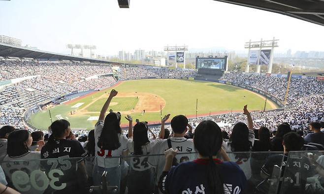 경기장을 가득 채운 야구팬들이 2일 서울 잠실구장에서 열린 두산과 롯데의 경기에서 열띤 응원을 펼치고 있다. 잠실구장은 1일 개막전에 이어 이틀 연속 매진을 기록했다. 뉴시스