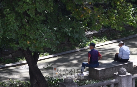 18일 서울 종로 탑골공원에서 노인들이 여유를 즐기고 있다. 2019. 9. 18 정연호 기자