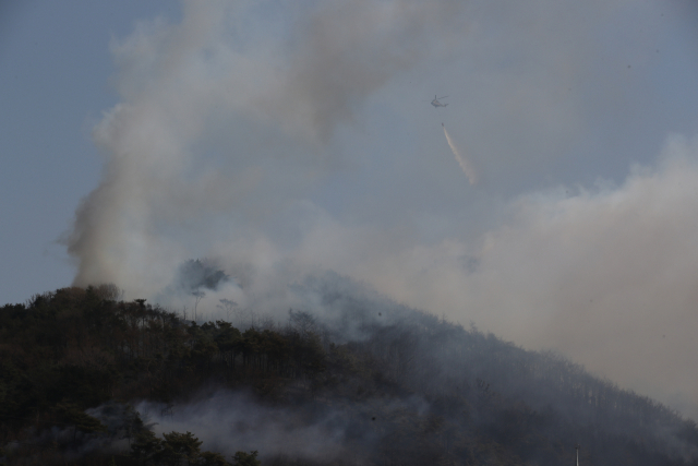 산림당국이 충남 홍성군 서부면에서 발생해 확산되고 있는 산불을 진화하기 위해 헬기를 투입하고 있다. 사진제공=산림청·충남도
