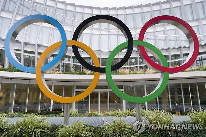 스위스 로잔의 IOC 본부 앞 오륜마크 [EPA=연합뉴스 자료사진]