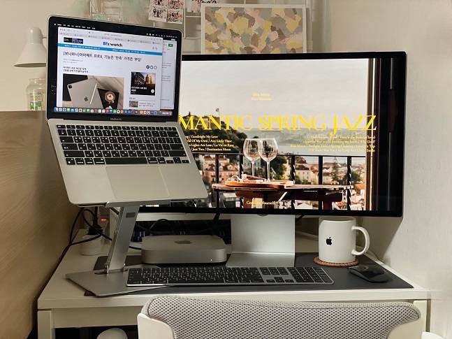 맥북 에어와 맥미니를 연결해 듀얼모니터로 사용하는 모습./사진=백유진 기자 byj@