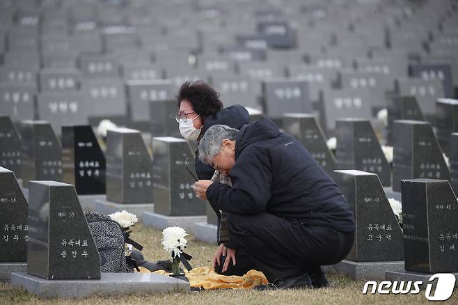 3일 제75주년 4·3추념식 봉행에 앞서 제주시 봉개동 제주4·3평화공원 행방불명인 묘역에서 유족들이 희생자의 넋을 기리고 있다.(제주도사진기자회)2023.4.3/뉴스1