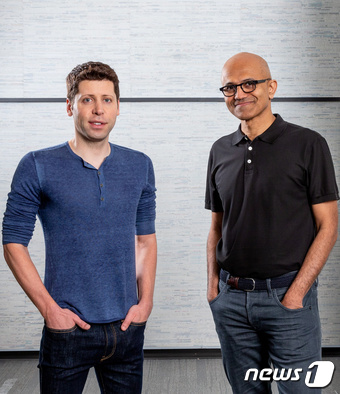 Microsoft CEO Satya Nadella and OpenAI CEO Sam Altman(왼쪽) at the Microsoft campus are pictured in Redmond, Washington, U.S. in this July 15, 2019 handout photo. Scott Eklund/Red Box Pictures/Handout via REUTERS ATTENTION EDITORS - THIS IMAGE WAS PROVIDED BY A THIRD PARTY.