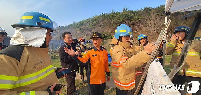 홍영근 전남소방본부장이 3일 함평 산불 현장을 찾아 상황을 점검하고 있다. 홍 소방본부장은 가용인력을 총 동원해 조기 진압할 것과 인명 대피, 진압대원 안전관리 등을 당부했다.(전남소방본부 제공) 2023.4.3/뉴스1 ⓒ News1 전원 기자