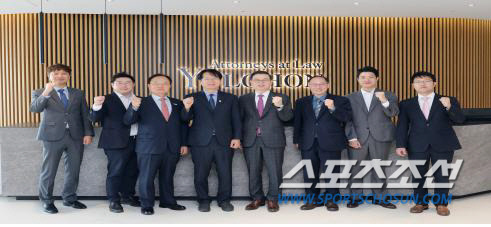 왼쪽부터 강원2024 조직위 임현준 매니저, 율촌 임형주 변호사, 율촌 김기홍 고문, 조직위 김철민 사무총장, 율촌 윤희웅 대표변호사, 조직위 김정한 재정부장, 율촌 김명훈 변리사, 율촌 이용민 변호사. 

사진제공=강원2024 조직위