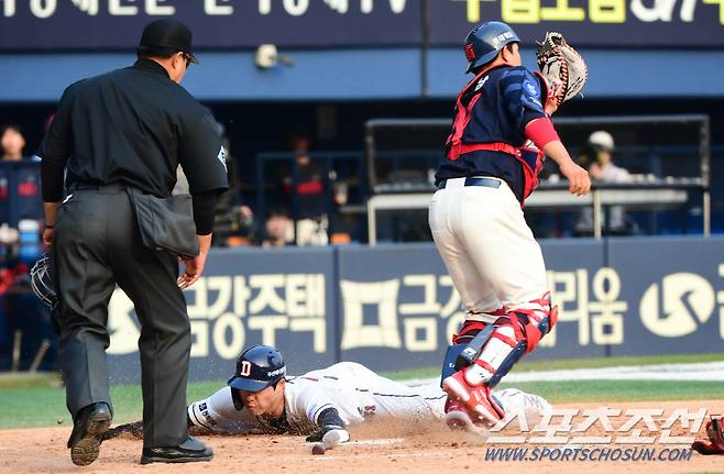 2023 KBO리그 개막전 두산베어스와 롯데자이언츠의 경기가 1일 잠실야구장에서 열렸다. 두산 조수행이 8회말 1사 3루에서 이유찬 스퀴즈 번트때 역전 득점을 올리고 있다.  잠실=최문영 기자 deer@sportschosun.com /2023.04.01/