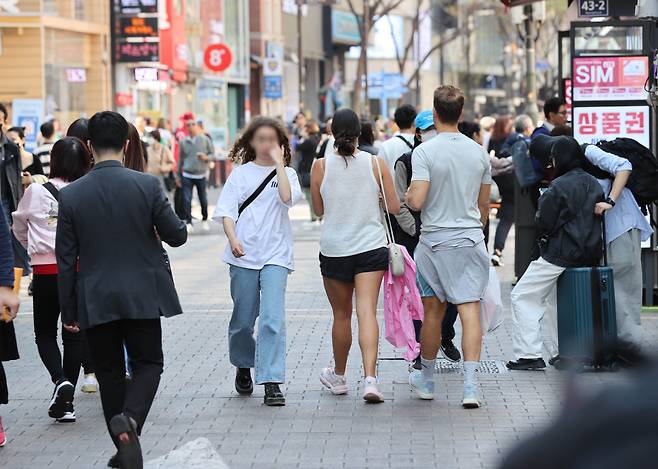 2일 오후 서울 중구 명동길에서 시민과 외국인 관광객들이 가벼운 옷차림으로 거리를 걷고 있다. /연합뉴스