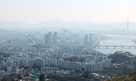 올 초 정부의 잇따른 부동산 규제 완화책이 나오면서 수도권 아파트값이 반등하고 있다. 사진은 2일 서울 남산에서 바라본 아파트 일대. [연합뉴스]