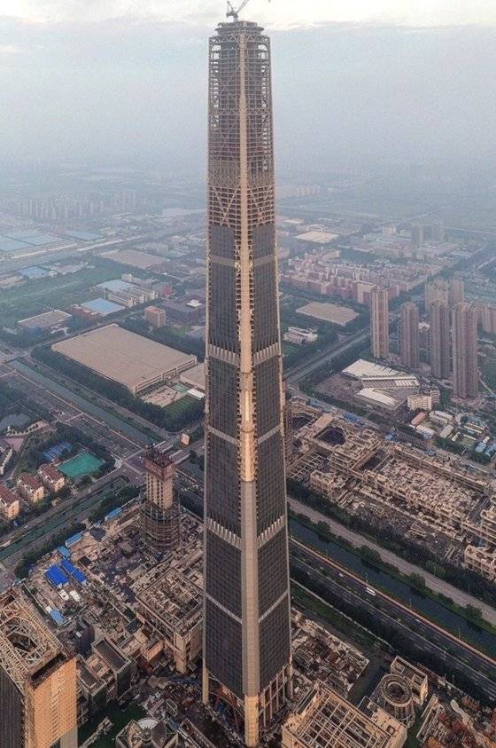 경제 활성화의 일환으로 야심차게 추진됐던 톈진 117 타워. 2008년 첫 삽을 떴지만 수 년간 부동산 경기가 침체하고 지방 정부 재정난이 심화하며 15년째 완성되지 못한 채 흉물처럼 남아 있다. 트위터 캡처