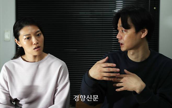 김동훈, 조은 웹툰 작가가 지난 3월 29일 서울 마포구 김동훈 작가 작업실에서 주간경향과 인터뷰를 하고 있다. /서성일 선임기자