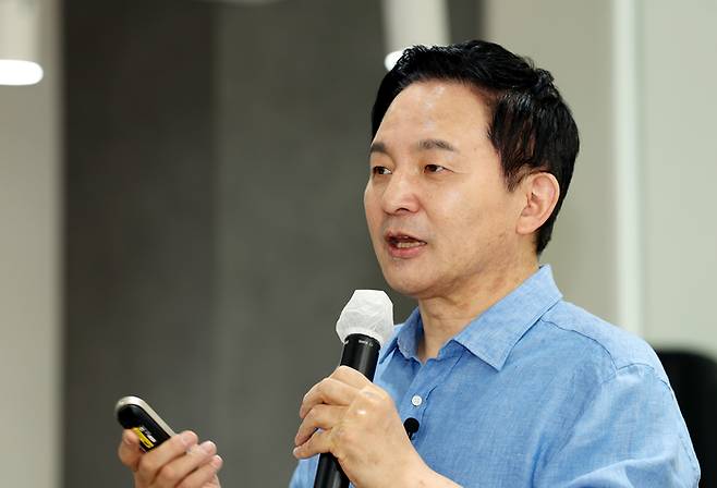 원희룡 국토교통부 장관이 3일 오후 인천시 미추홀구 인하대학교에서 열린 총학생회 초청 특강에서 청년 주거정책에 대해 강연하고 있다.  연합뉴스