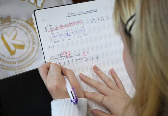 Students at the Department of K-pop take piano and harmonics class. [PARK SANG-MOON]