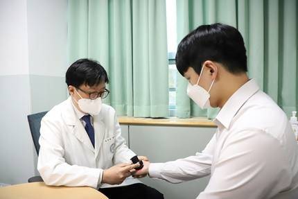 최용범 건국대병원 피부과 교수가 손발바닥 농포증 환자를 진료하고 있다. 최 교수는 증상에 따른 고통이 심한 손발바닥 농포증 환자들이 비싼 치료비에 대한 고민을 갖고 있다고 말한다.&nbsp; &nbsp;