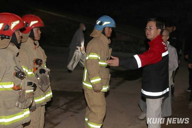 김태흠 지사가 산불이 번진 홍성 결성면에 위치한 고산사를 방문해 잔불 진화작업에 나선 소방관들을 격려하고 있다. 충남도 제공