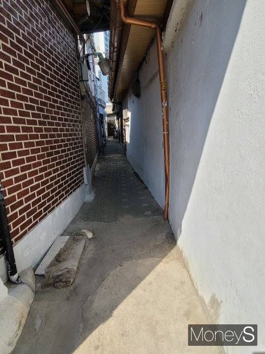 청량리6구역 일대는 사람 한 명이 지나갈 수 있는 좁은 골목길이 많았다. /사진=신유진 기자