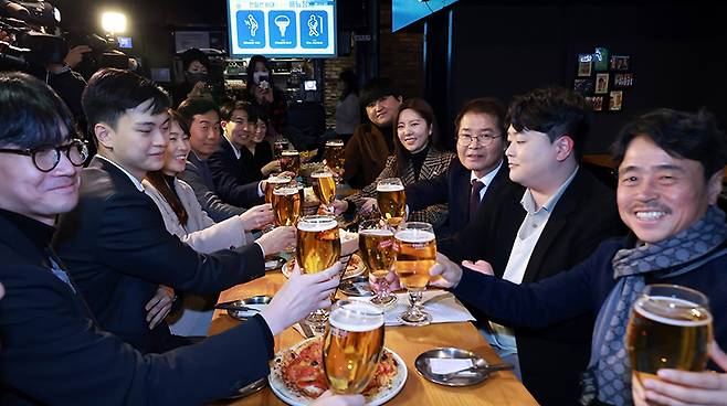 고용부 2030 자문단이 지난해 12월 16일 서울 광화문에서 이정식 고용노동부 장관(오른쪽 세번째)과 함께 미래 노동시장 관련 호프 미팅을 하고 있다. [출처=대한민국 정책브리핑]