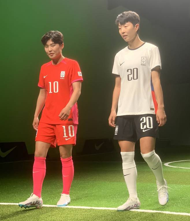 대한민국 여자축구 국가대표팀 유니폼을 입은 선수들. 왼쪽부터 지소연·김혜리 선수. 이정아 기자