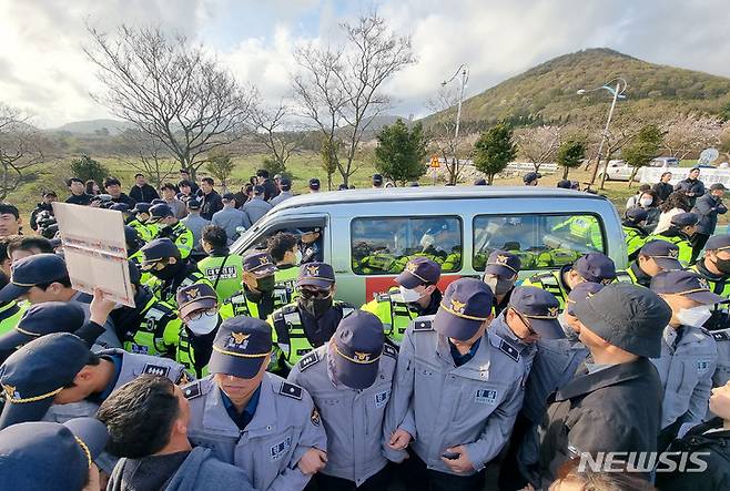 [제주=뉴시스] 우장호 기자 = 제75주년 제주4·3희생자 추념일인 3일 오전 제주시 봉개동 제주4·3평화공원에 보수단체인 서북청년단이 탄 차량이 집회를 위해 진입하자 4·3 단체 관계자들이 반발하고 있다. (제주도사진기자회) 2023.04.03. woo1223@newsis.com