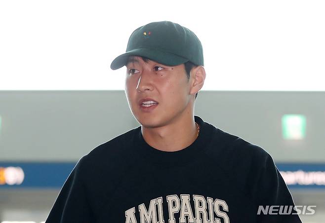 [인천공항=뉴시스] 고승민 기자 = 축구 국가대표팀 이강인(마요르카)가 29일 인천국제공항 제2터미널을 통해 스페인으로 출국하고 있다. 2023.03.29. kkssmm99@newsis.com