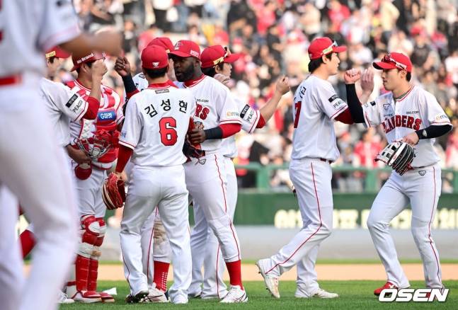 [OSEN=인천, 최규한 기자] ‘디펜딩 챔피언’ SSG 랜더스가 2023년 개막전에서 승리를 거뒀다.SSG는 1일 인천SSG랜더스필드에서 열린 2023 KBO리그 KIA 타이거즈와 홈경기에서 4-1 승리를 거뒀다. 선발 김광현이 호투하고 불펜진이 승리를 지켰다.김광현은  5이닝 동안 4피안타 3탈삼진 3볼넷 1실점으로 호투하며 시즌 첫 승을 신고했다. 이날 김광현은 1승과 함께 의미있는 기록을 남겼다.프로 통산 4번째 개막전 선발 중책을 맡은 김광현. 이날 승리투수가 되면서 ‘최소 경기 150승’ 타이틀을 얻게 됐다.경기를 마치고 승리한 SSG 선수들이 인사를 나누고 있다. 2023.04.01 / dreamer@osen.co.kr